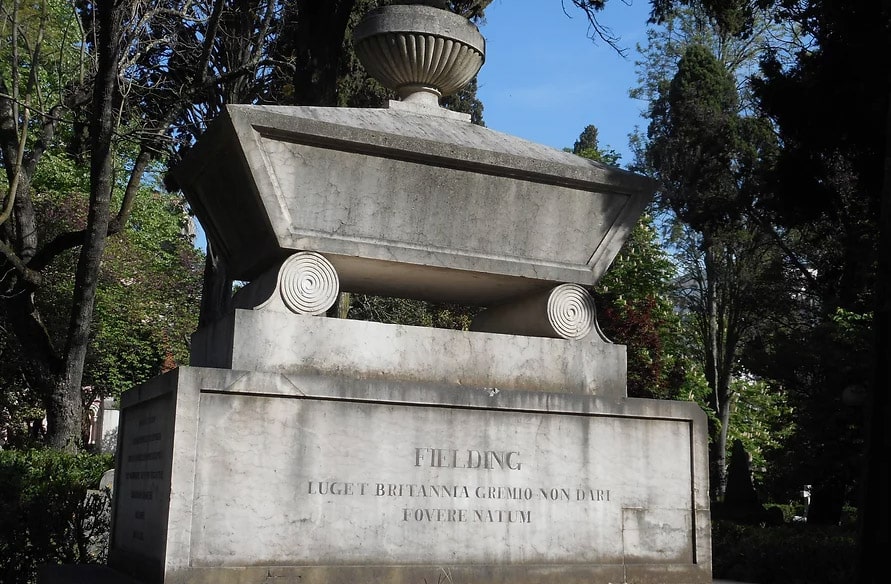 Monument to Henry Fielding copy